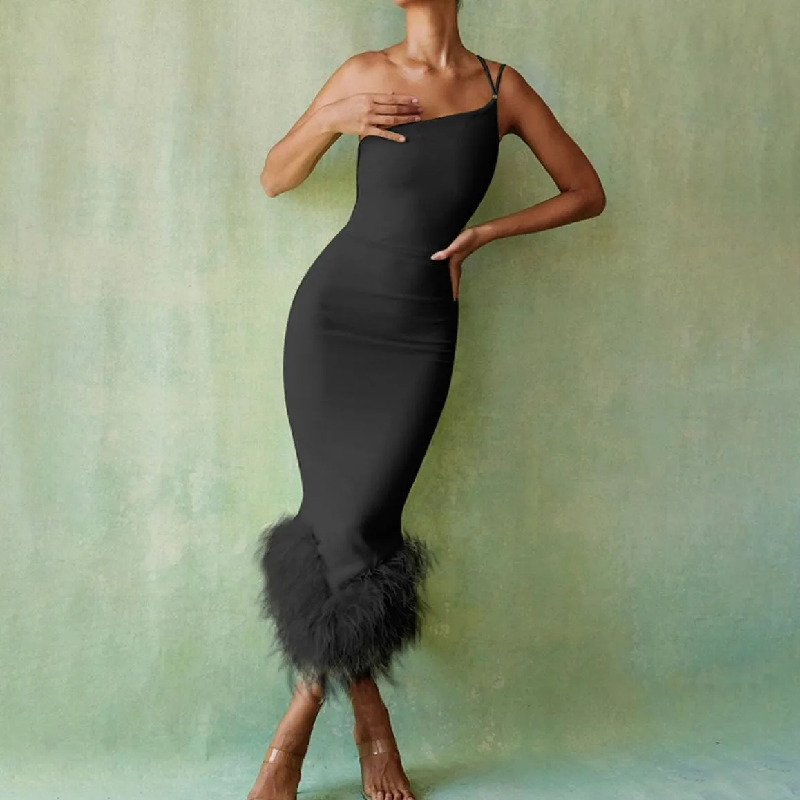 Schickes One-Shoulder-Kleid mit Federsaum